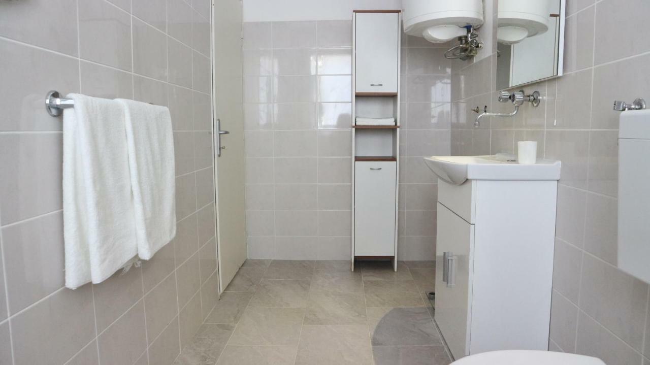 Apartman Lea *